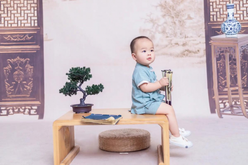 毕节宝宝眼睛肿是什么原因